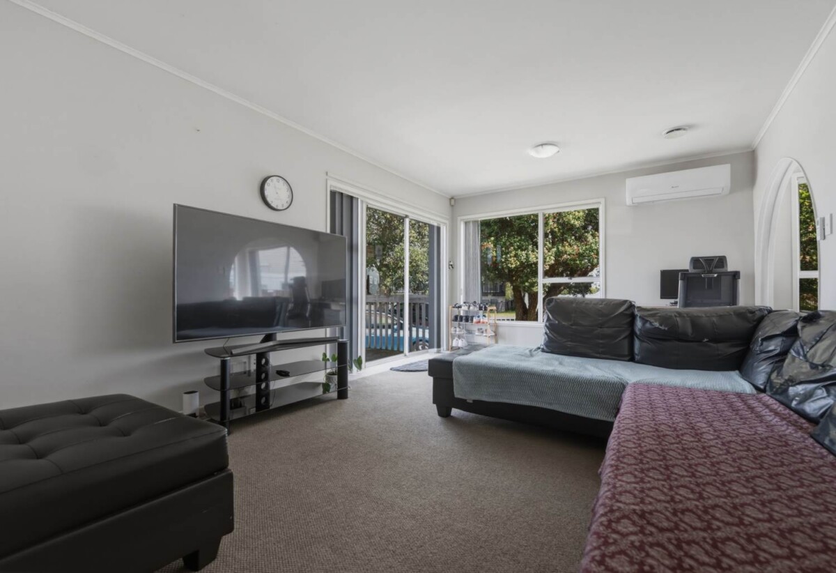 Macleans College zone, 5 beds 2 baths Legal home & income opposite BBI on 607m2 section, 0.1 km to Bucklands Beach Intermediate, 0.3 km to Macleans College, 0.6 km to Macleans Primary School, 272 Bucklands Beach Road, Bucklands Beach, Auckland