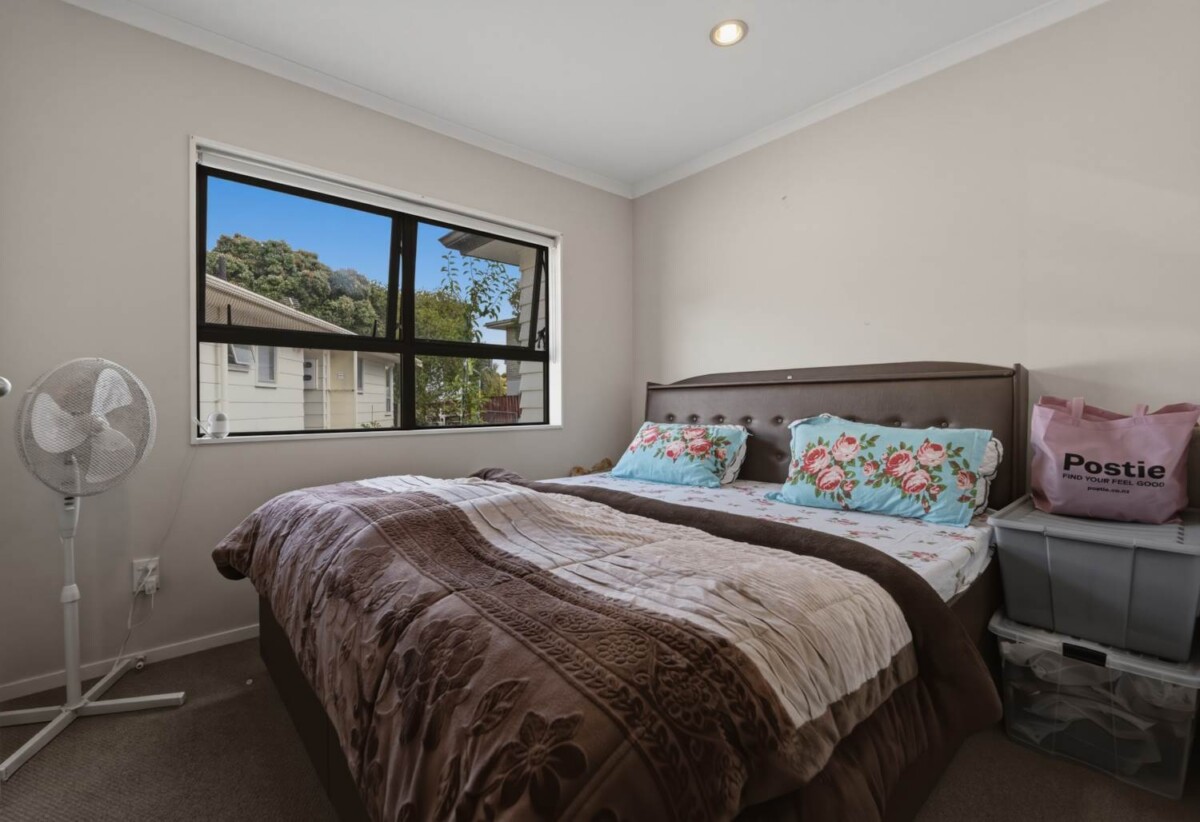 Macleans College zone, 5 beds 2 baths Legal home & income opposite BBI on 607m2 section, 0.1 km to Bucklands Beach Intermediate, 0.3 km to Macleans College, 0.6 km to Macleans Primary School, 272 Bucklands Beach Road, Bucklands Beach, Auckland