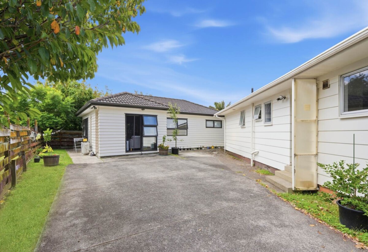 Macleans College zone, 5 beds 2 baths Legal home & income opposite BBI on 607m2 section, 0.1 km to Bucklands Beach Intermediate, 0.3 km to Macleans College, 0.6 km to Macleans Primary School, 272 Bucklands Beach Road, Bucklands Beach, Auckland