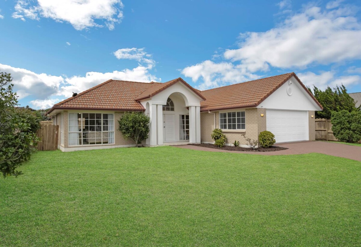 4 beds 2 baths house with double garage on 668m2 section, close to schools, shopping centres, golf club, 0.7 km to Botany Downs School, 1.9 km to Somerville Intermediate School, 2.2 km to Howick College, 108 Millhouse Drive, Northpark, Auckland