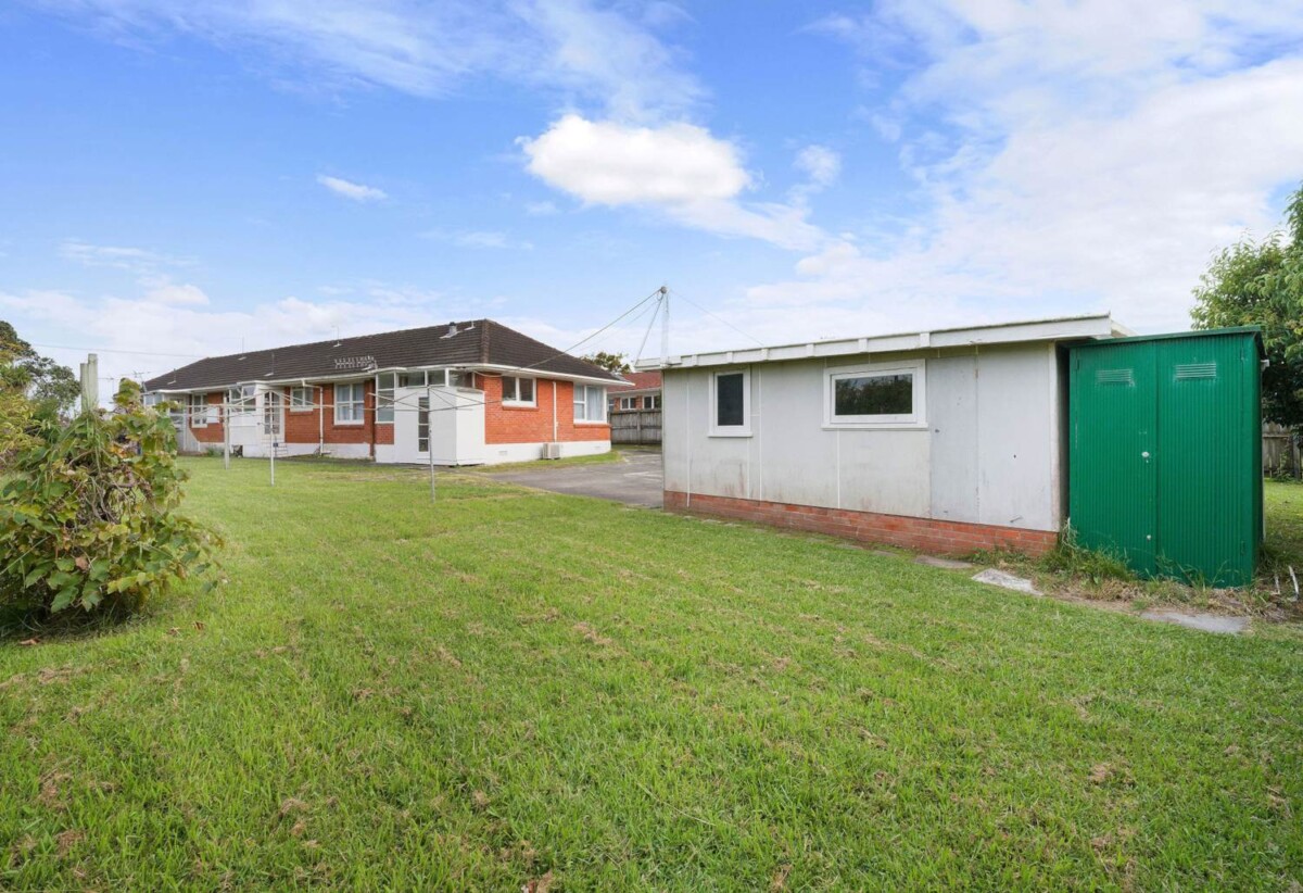 Westlake Girls’ High School and Takapuna Grammar School zone, Brick and tile 2 beds 1 bath home with garage, 1/4 Share of 1214m2 section, move-in ready, 0.5 km to Hauraki School, 1 km to Takapuna Grammar School, 4/30 Jutland Road, Hauraki, Auckland