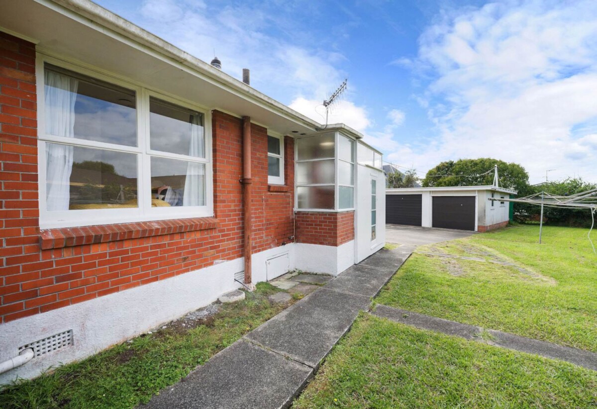 Westlake Girls’ High School and Takapuna Grammar School zone, Brick and tile 2 beds 1 bath home with garage, 1/4 Share of 1214m2 section, move-in ready, 0.5 km to Hauraki School, 1 km to Takapuna Grammar School, 4/30 Jutland Road, Hauraki, Auckland