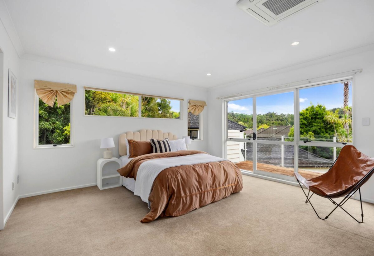 Renovated 5 beds 3 baths house with double garage on 3150m2 section, 0.8 km to Glamorgan School, 1.3 km to Northcross Intermediate, 1.7 km to Long Bay College, 46 Kate Sheppard Avenue, Torbay, Auckland
