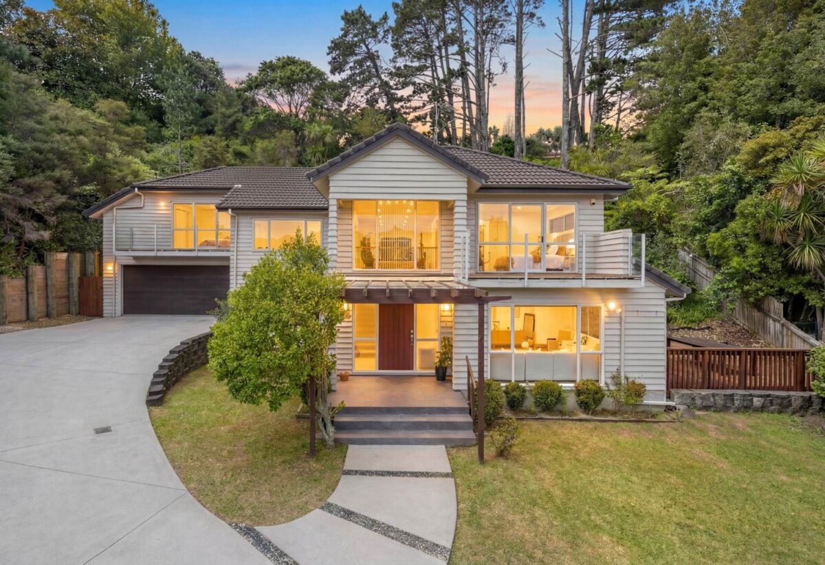 Renovated 5 beds 3 baths house with double garage on 3150m2 section, 0.8 km to Glamorgan School, 1.3 km to Northcross Intermediate, 1.7 km to Long Bay College, 46 Kate Sheppard Avenue, Torbay, Auckland