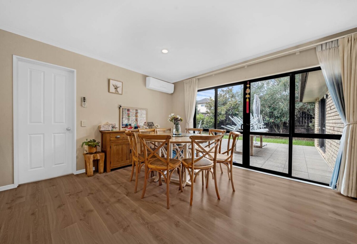Brick and tile 5 beds 2 baths house with double garage on 569m2 section, Close to Murphy’s Bush Reserve and Ormiston Town Centre, Zoned for Baverstock Oaks School, Mission Heights Junior College and Ormiston Senior College, 4 Pennygale Close, Flat Bush, Auckland