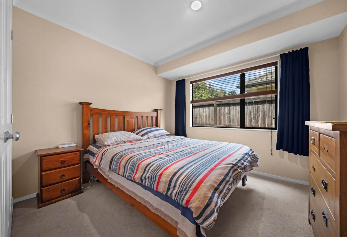 Brick and tile 5 beds 2 baths house with double garage on 569m2 section, Close to Murphy’s Bush Reserve and Ormiston Town Centre, Zoned for Baverstock Oaks School, Mission Heights Junior College and Ormiston Senior College, 4 Pennygale Close, Flat Bush, Auckland