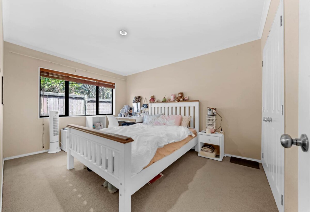 Brick and tile 5 beds 2 baths house with double garage on 569m2 section, Close to Murphy’s Bush Reserve and Ormiston Town Centre, Zoned for Baverstock Oaks School, Mission Heights Junior College and Ormiston Senior College, 4 Pennygale Close, Flat Bush, Auckland