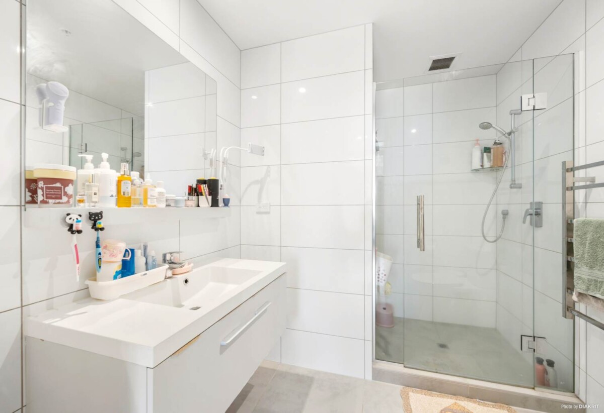 Auckland Girls’ Grammar School zone, Pet friendly, 100m2 Freehold 2 beds with 2 baths + 1 entertaining room (can be a 3rd bedroom), A tandem carpark on a separate title allows you to park 2 cars, which is securely accessed through the building garage, 408/132 Vincent Street, City Centre, Auckland