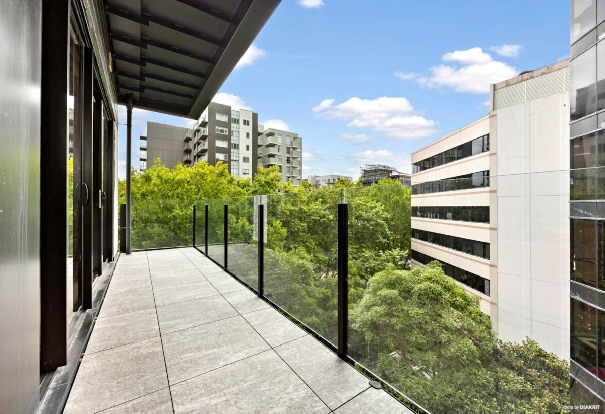 Auckland Girls’ Grammar School zone, Pet friendly, 100m2 Freehold 2 beds with 2 baths + 1 entertaining room (can be a 3rd bedroom), A tandem carpark on a separate title allows you to park 2 cars, which is securely accessed through the building garage, 408/132 Vincent Street, City Centre, Auckland