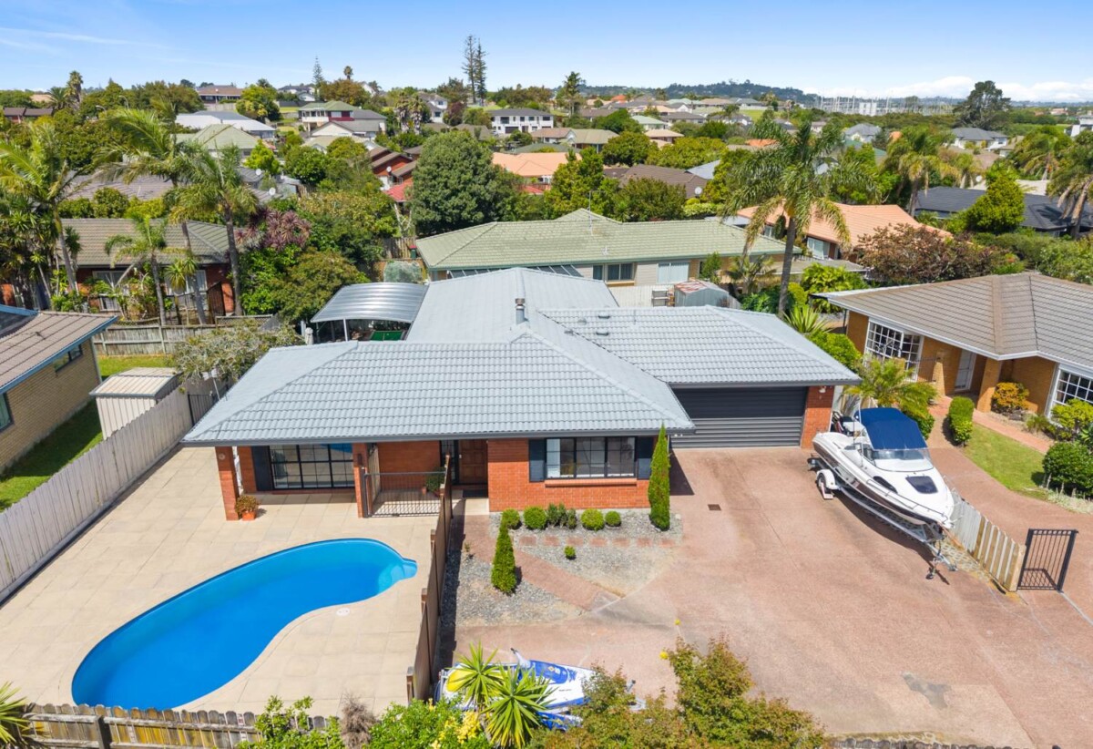 Must sell, Brick and tile 4 beds 2 baths house with double garage on 615m2 section, private swimming pool, close to schools, reserve, shopping centres, golf club, 2 km to Botany Downs School, 2.6 km to Pakuranga College, 2.7 km to Howick Intermediate, 8 John Lister Close, Golflands, Auckland