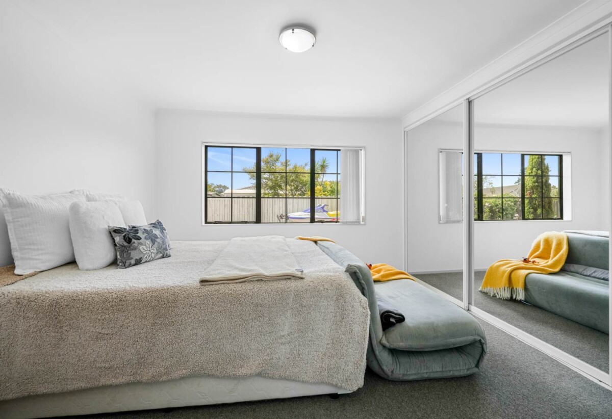 Must sell, Brick and tile 4 beds 2 baths house with double garage on 615m2 section, private swimming pool, close to schools, reserve, shopping centres, golf club, 2 km to Botany Downs School, 2.6 km to Pakuranga College, 2.7 km to Howick Intermediate, 8 John Lister Close, Golflands, Auckland