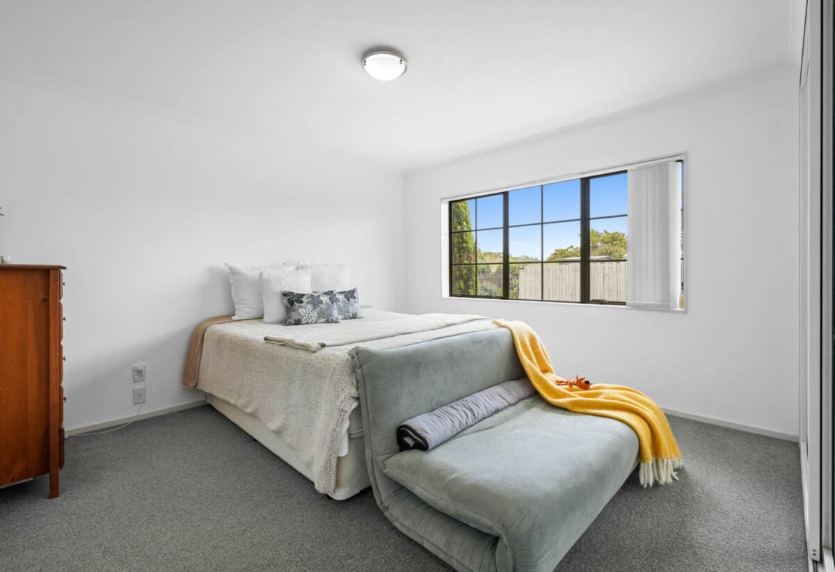 Must sell, Brick and tile 4 beds 2 baths house with double garage on 615m2 section, private swimming pool, close to schools, reserve, shopping centres, golf club, 2 km to Botany Downs School, 2.6 km to Pakuranga College, 2.7 km to Howick Intermediate, 8 John Lister Close, Golflands, Auckland