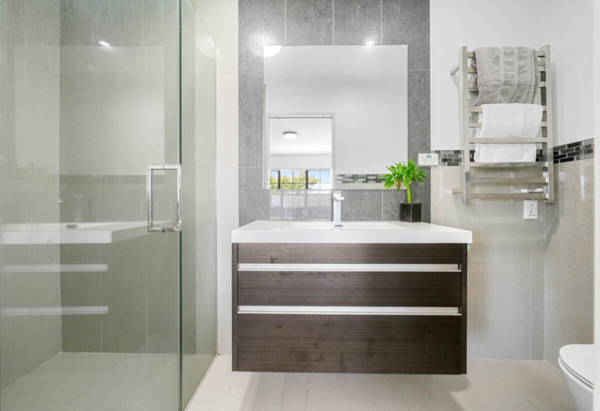 Must sell, Brick and tile 4 beds 2 baths house with double garage on 615m2 section, private swimming pool, close to schools, reserve, shopping centres, golf club, 2 km to Botany Downs School, 2.6 km to Pakuranga College, 2.7 km to Howick Intermediate, 8 John Lister Close, Golflands, Auckland