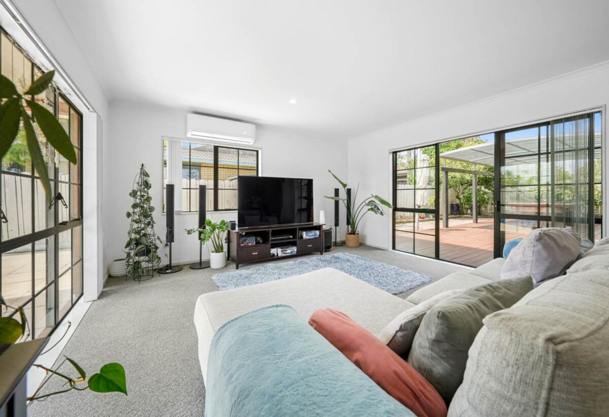 Must sell, Brick and tile 4 beds 2 baths house with double garage on 615m2 section, private swimming pool, close to schools, reserve, shopping centres, golf club, 2 km to Botany Downs School, 2.6 km to Pakuranga College, 2.7 km to Howick Intermediate, 8 John Lister Close, Golflands, Auckland