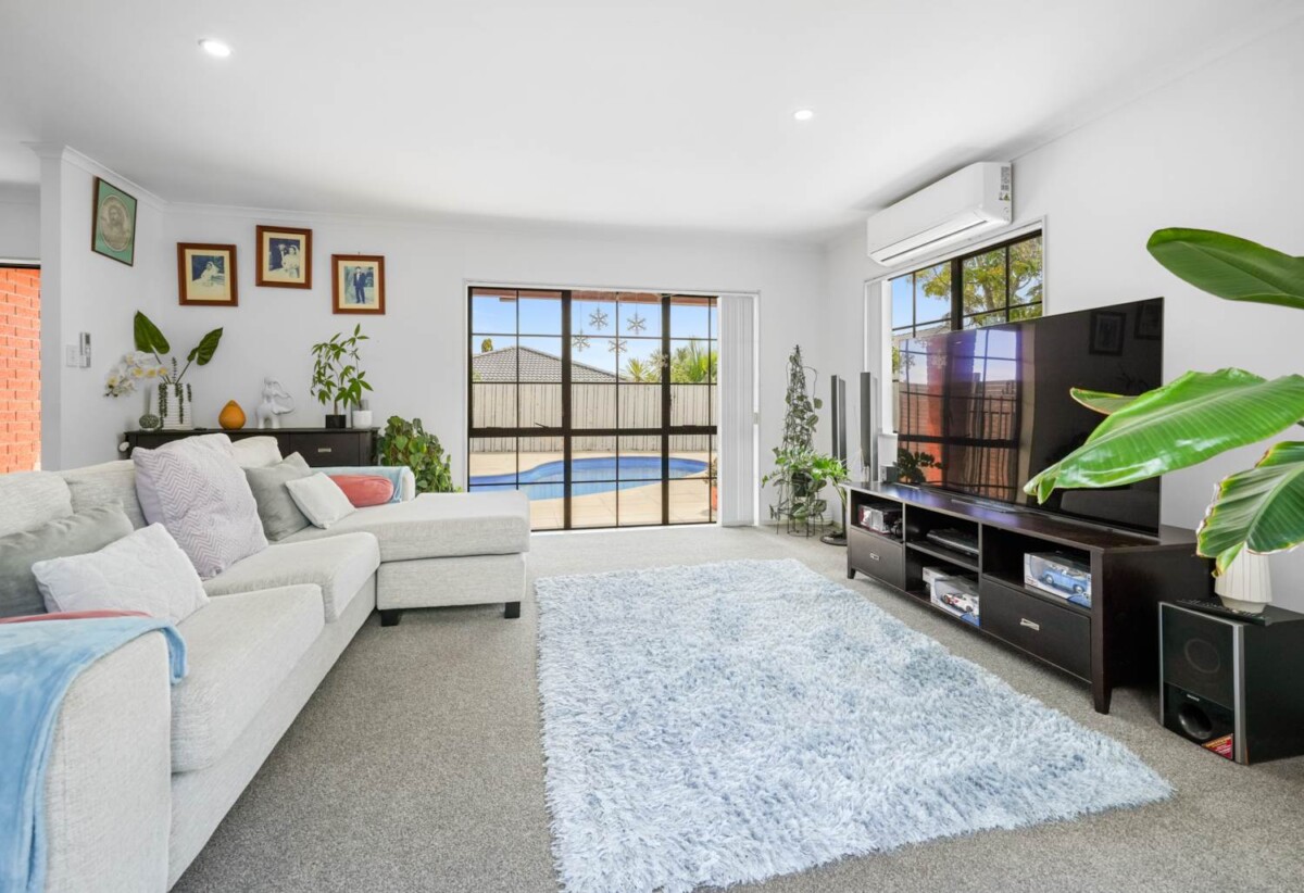 Must sell, Brick and tile 4 beds 2 baths house with double garage on 615m2 section, private swimming pool, close to schools, reserve, shopping centres, golf club, 2 km to Botany Downs School, 2.6 km to Pakuranga College, 2.7 km to Howick Intermediate, 8 John Lister Close, Golflands, Auckland