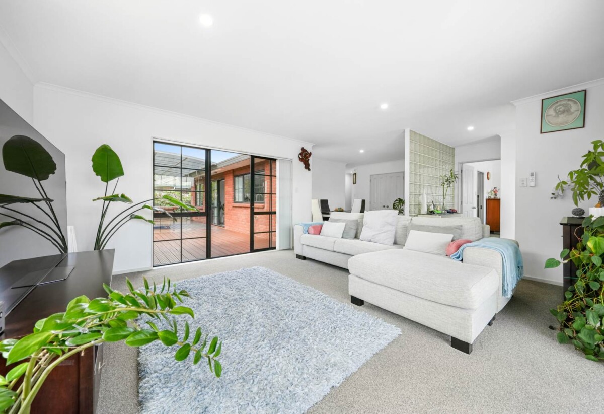 Must sell, Brick and tile 4 beds 2 baths house with double garage on 615m2 section, private swimming pool, close to schools, reserve, shopping centres, golf club, 2 km to Botany Downs School, 2.6 km to Pakuranga College, 2.7 km to Howick Intermediate, 8 John Lister Close, Golflands, Auckland