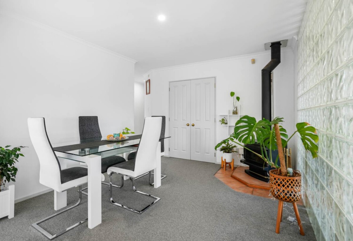 Must sell, Brick and tile 4 beds 2 baths house with double garage on 615m2 section, private swimming pool, close to schools, reserve, shopping centres, golf club, 2 km to Botany Downs School, 2.6 km to Pakuranga College, 2.7 km to Howick Intermediate, 8 John Lister Close, Golflands, Auckland
