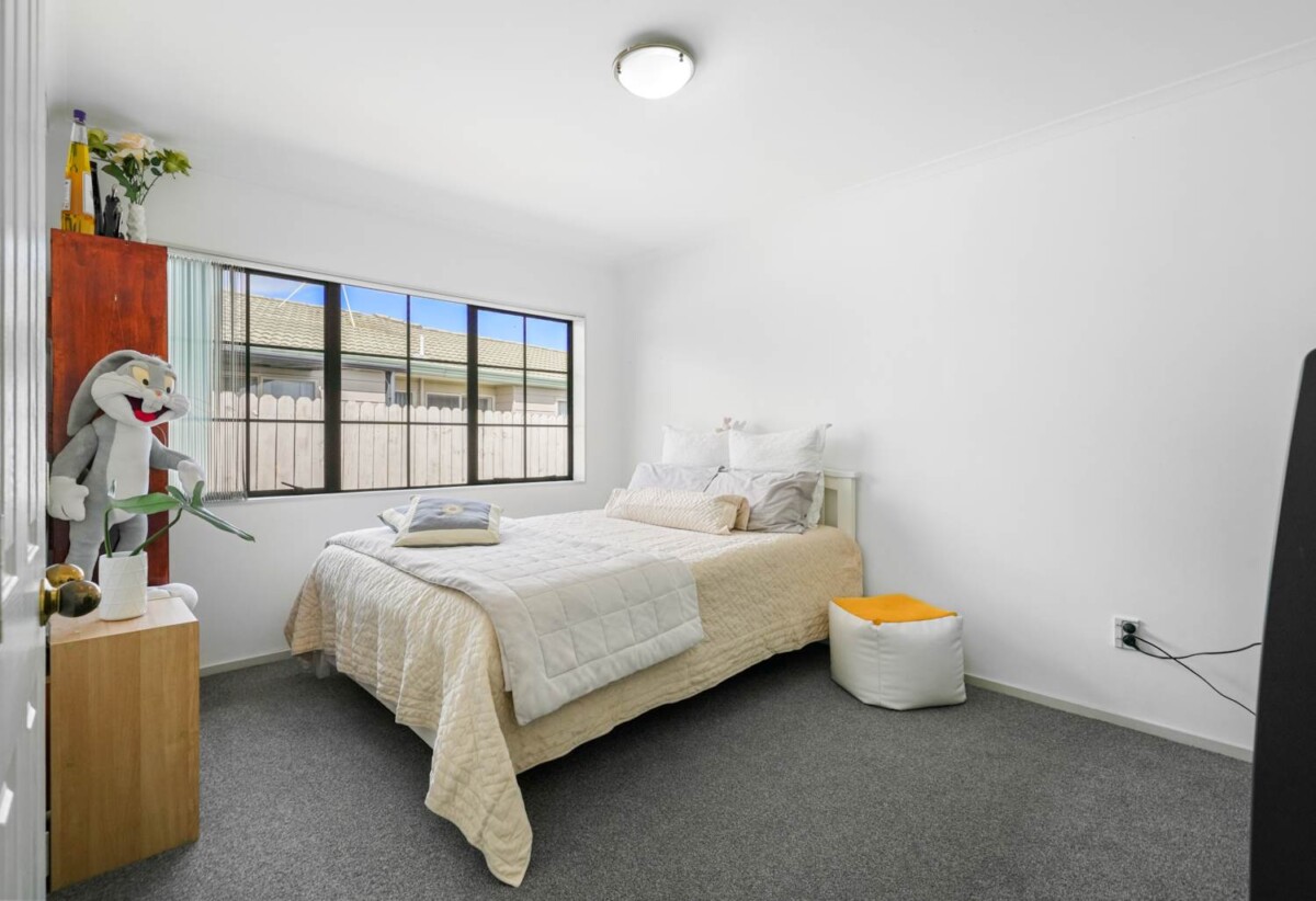Must sell, Brick and tile 4 beds 2 baths house with double garage on 615m2 section, private swimming pool, close to schools, reserve, shopping centres, golf club, 2 km to Botany Downs School, 2.6 km to Pakuranga College, 2.7 km to Howick Intermediate, 8 John Lister Close, Golflands, Auckland