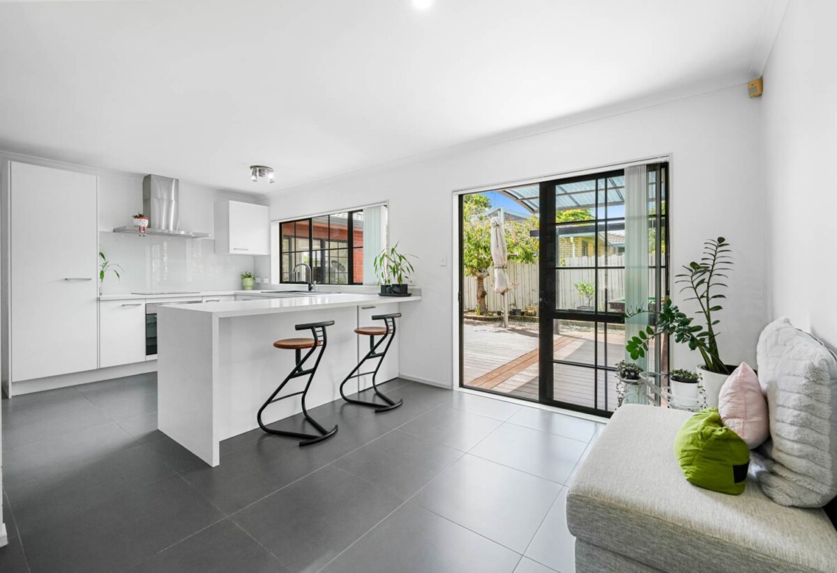 Must sell, Brick and tile 4 beds 2 baths house with double garage on 615m2 section, private swimming pool, close to schools, reserve, shopping centres, golf club, 2 km to Botany Downs School, 2.6 km to Pakuranga College, 2.7 km to Howick Intermediate, 8 John Lister Close, Golflands, Auckland