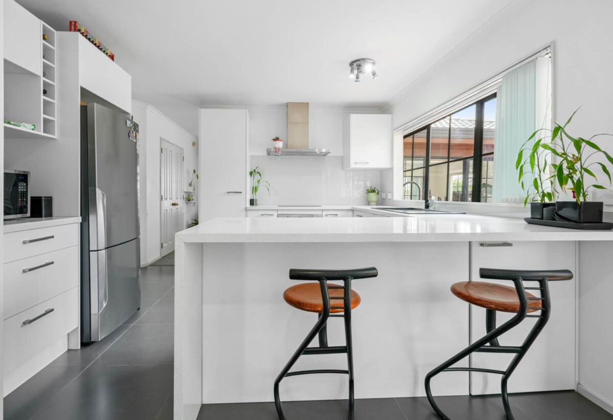 Must sell, Brick and tile 4 beds 2 baths house with double garage on 615m2 section, private swimming pool, close to schools, reserve, shopping centres, golf club, 2 km to Botany Downs School, 2.6 km to Pakuranga College, 2.7 km to Howick Intermediate, 8 John Lister Close, Golflands, Auckland