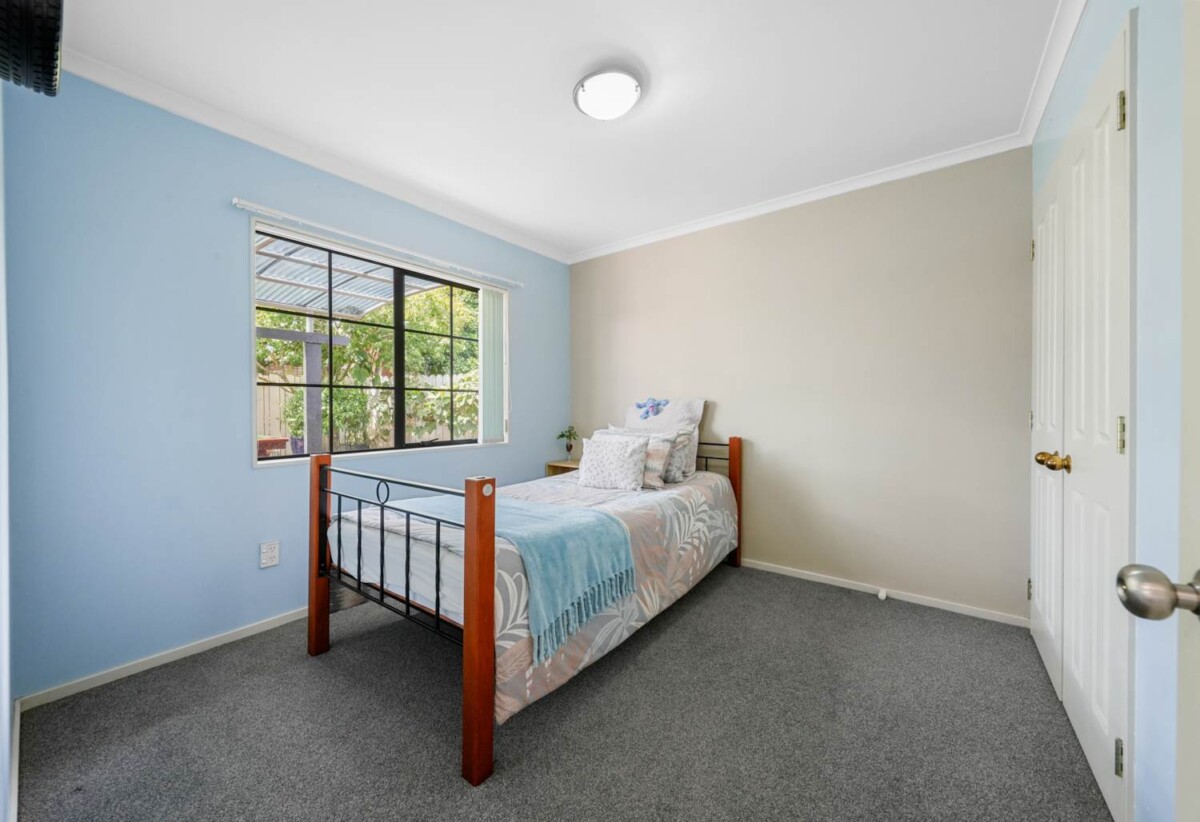 Must sell, Brick and tile 4 beds 2 baths house with double garage on 615m2 section, private swimming pool, close to schools, reserve, shopping centres, golf club, 2 km to Botany Downs School, 2.6 km to Pakuranga College, 2.7 km to Howick Intermediate, 8 John Lister Close, Golflands, Auckland
