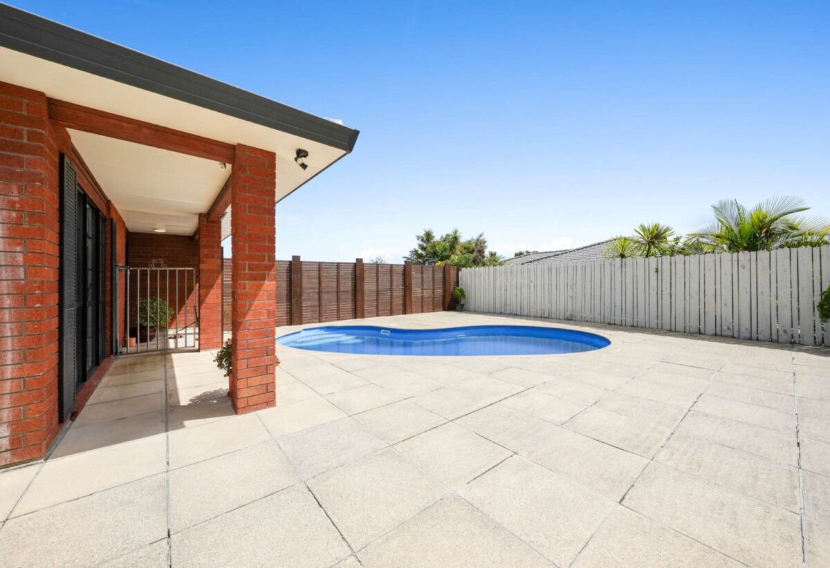 Must sell, Brick and tile 4 beds 2 baths house with double garage on 615m2 section, private swimming pool, close to schools, reserve, shopping centres, golf club, 2 km to Botany Downs School, 2.6 km to Pakuranga College, 2.7 km to Howick Intermediate, 8 John Lister Close, Golflands, Auckland