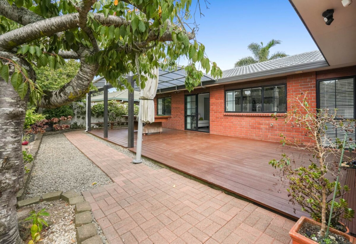 Must sell, Brick and tile 4 beds 2 baths house with double garage on 615m2 section, private swimming pool, close to schools, reserve, shopping centres, golf club, 2 km to Botany Downs School, 2.6 km to Pakuranga College, 2.7 km to Howick Intermediate, 8 John Lister Close, Golflands, Auckland