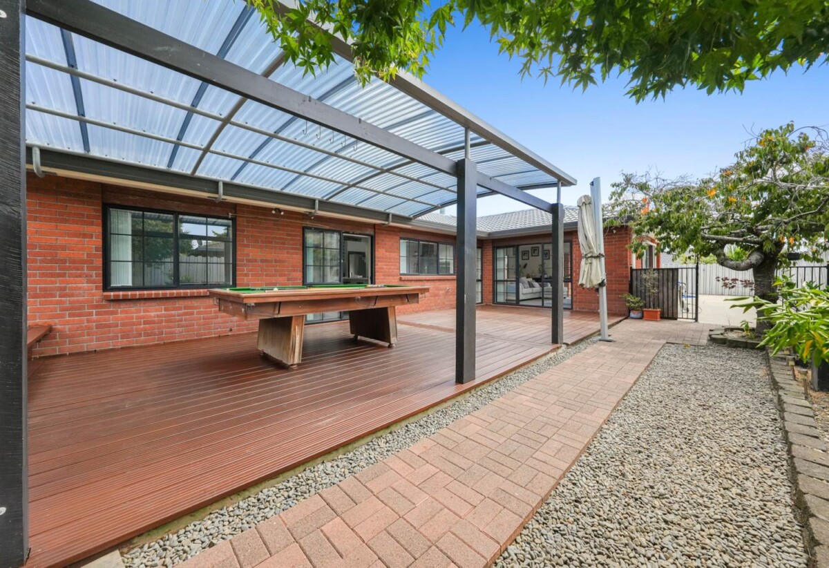 Must sell, Brick and tile 4 beds 2 baths house with double garage on 615m2 section, private swimming pool, close to schools, reserve, shopping centres, golf club, 2 km to Botany Downs School, 2.6 km to Pakuranga College, 2.7 km to Howick Intermediate, 8 John Lister Close, Golflands, Auckland