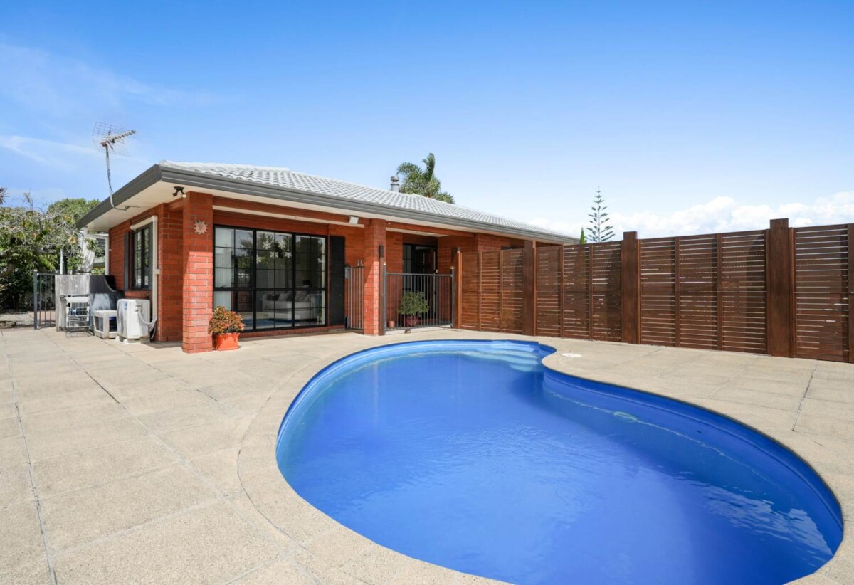 Must sell, Brick and tile 4 beds 2 baths house with double garage on 615m2 section, private swimming pool, close to schools, reserve, shopping centres, golf club, 2 km to Botany Downs School, 2.6 km to Pakuranga College, 2.7 km to Howick Intermediate, 8 John Lister Close, Golflands, Auckland