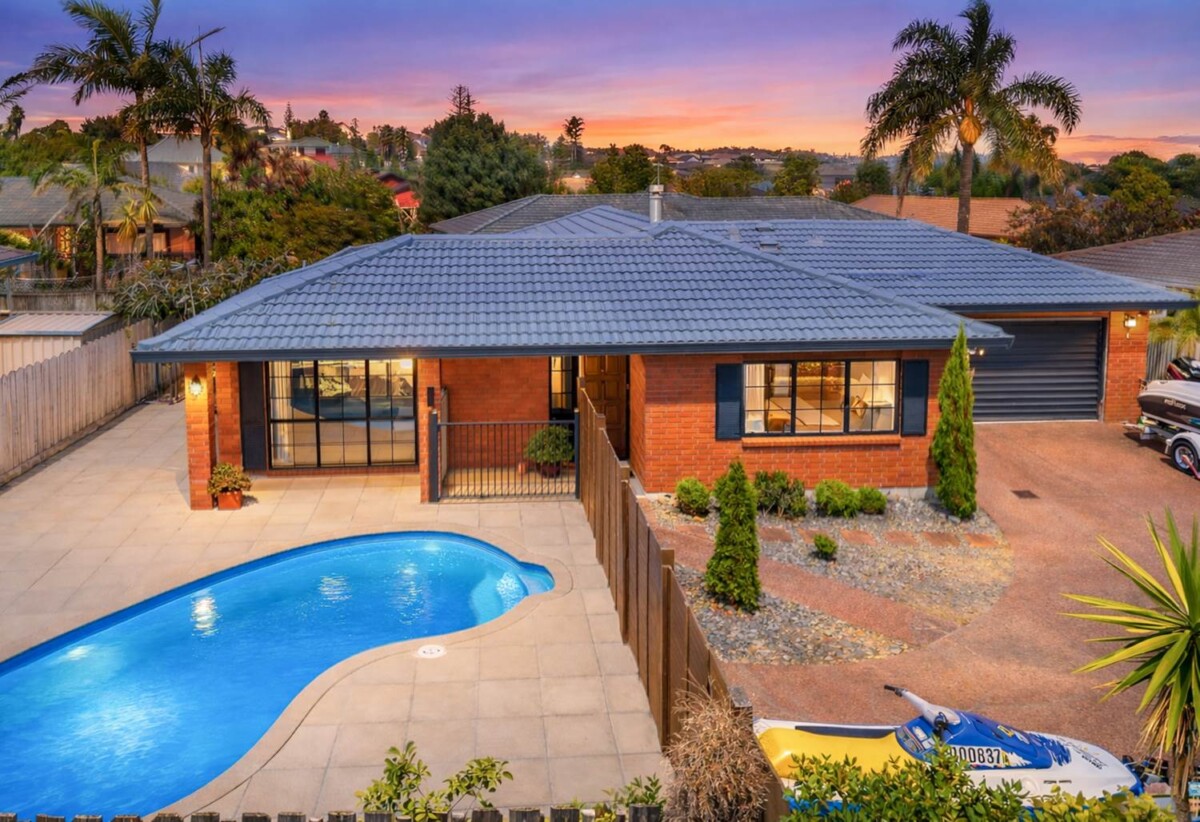 Must sell, Brick and tile 4 beds 2 baths house with double garage on 615m2 section, private swimming pool, close to schools, reserve, shopping centres, golf club, 2 km to Botany Downs School, 2.6 km to Pakuranga College, 2.7 km to Howick Intermediate, 8 John Lister Close, Golflands, Auckland