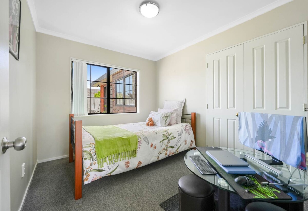 Must sell, Brick and tile 4 beds 2 baths house with double garage on 615m2 section, private swimming pool, close to schools, reserve, shopping centres, golf club, 2 km to Botany Downs School, 2.6 km to Pakuranga College, 2.7 km to Howick Intermediate, 8 John Lister Close, Golflands, Auckland