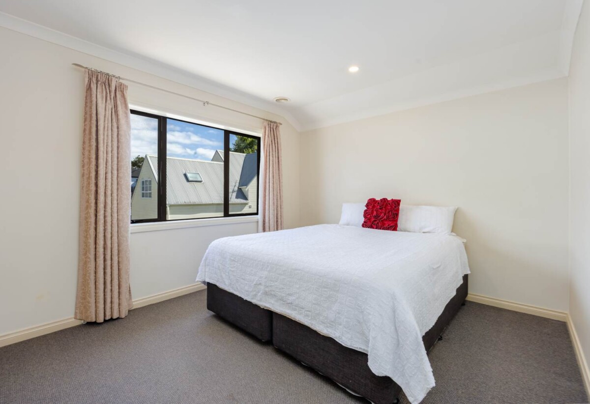 Once in 20 years, 5 beds 3 baths house with double garage on 413m2 section, minutes to schools, Albany Mall, parks, motorway access, 1.2 km to Pinehill School (Browns Bay), 1.3 km to Albany Senior High School, 1.7 km to Albany School, 2.2 km to Albany Junior High School, 17 Kanuka Way, Albany, Auckland