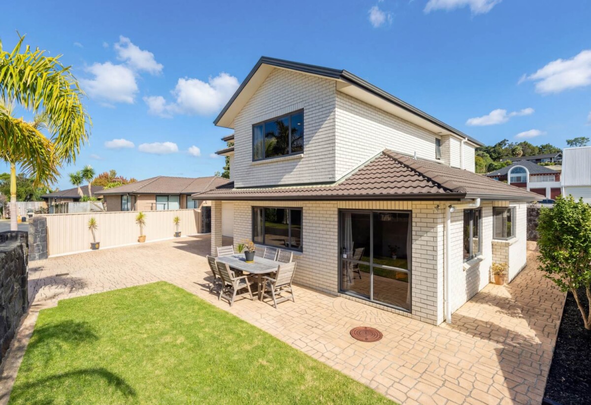 Once in 20 years, 5 beds 3 baths house with double garage on 413m2 section, minutes to schools, Albany Mall, parks, motorway access, 1.2 km to Pinehill School (Browns Bay), 1.3 km to Albany Senior High School, 1.7 km to Albany School, 2.2 km to Albany Junior High School, 17 Kanuka Way, Albany, Auckland