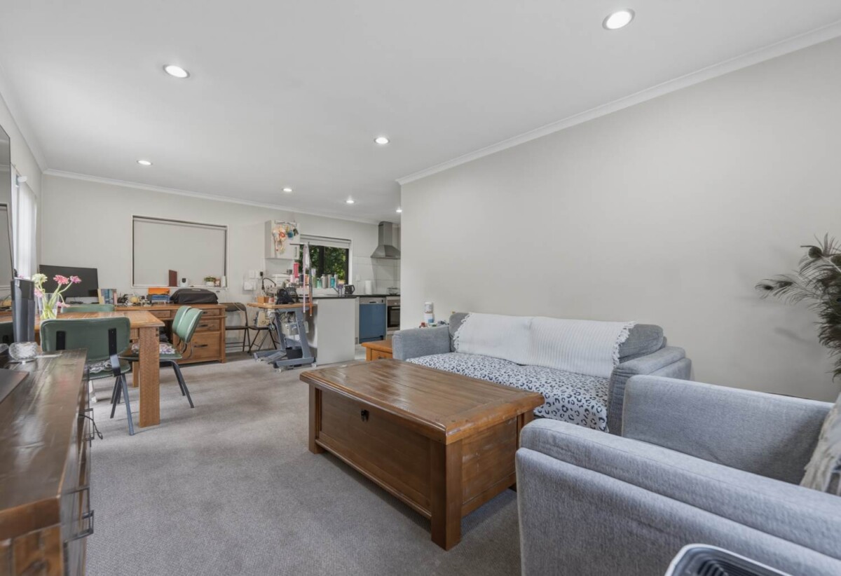Macleans College zone, 5 beds 2 baths Legal home & income opposite BBI on 607m2 section, 0.1 km to Bucklands Beach Intermediate, 0.3 km to Macleans College, 0.6 km to Macleans Primary School, 272 Bucklands Beach Road, Bucklands Beach, Auckland