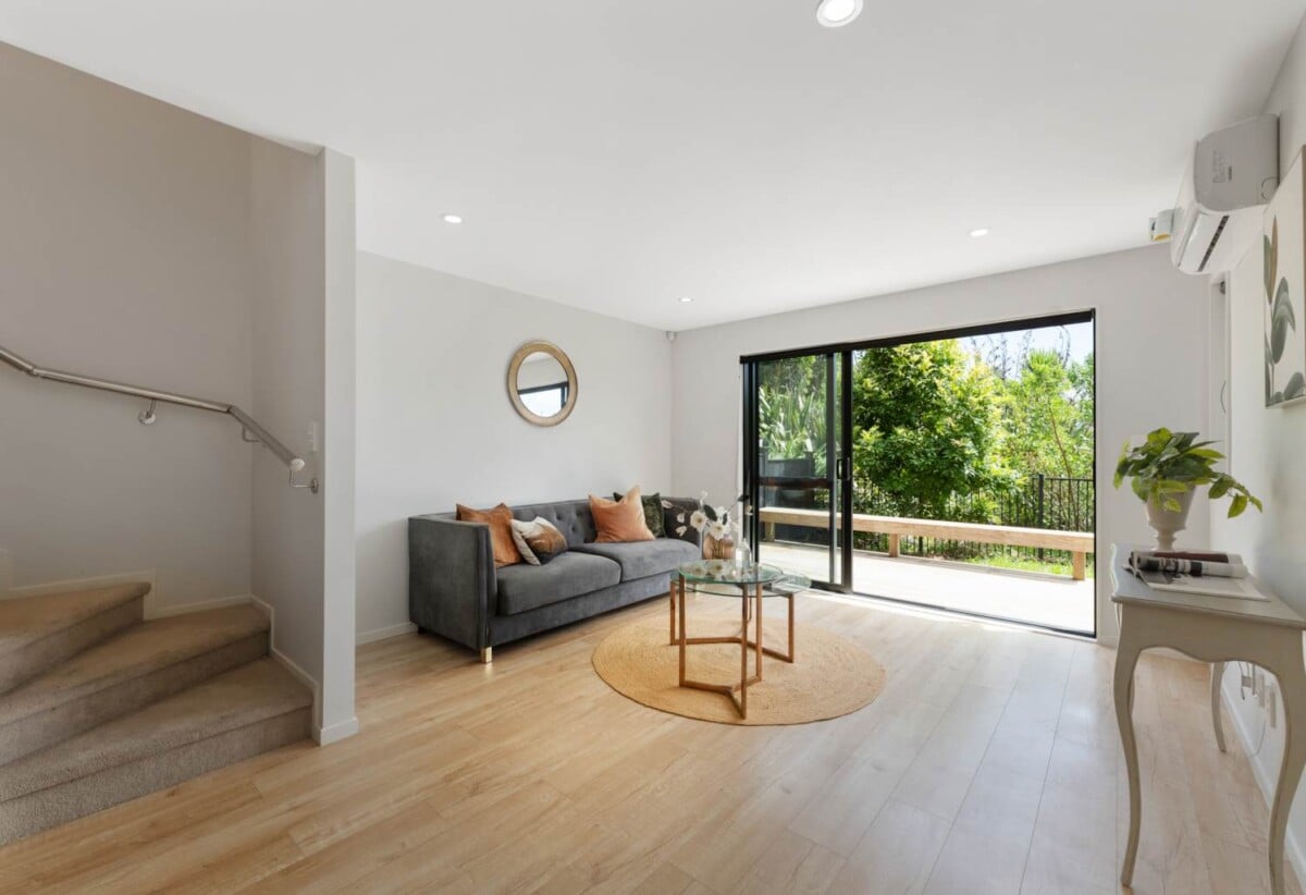 142m2 3 beds 2.5 baths home with garage, Only a two-minute walk to Seaside Park, close to schools, shopping centres, motorway access, 1.1 km to Otahuhu Intermediate, 1.6 km to Fairburn School, 2.6 km to Otahuhu College, 4/224 Princes Street East, Otahuhu, Auckland