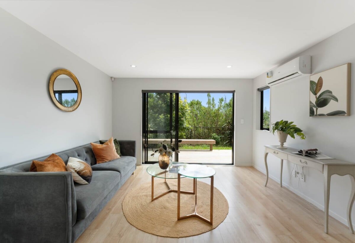 142m2 3 beds 2.5 baths home with garage, Only a two-minute walk to Seaside Park, close to schools, shopping centres, motorway access, 1.1 km to Otahuhu Intermediate, 1.6 km to Fairburn School, 2.6 km to Otahuhu College, 4/224 Princes Street East, Otahuhu, Auckland