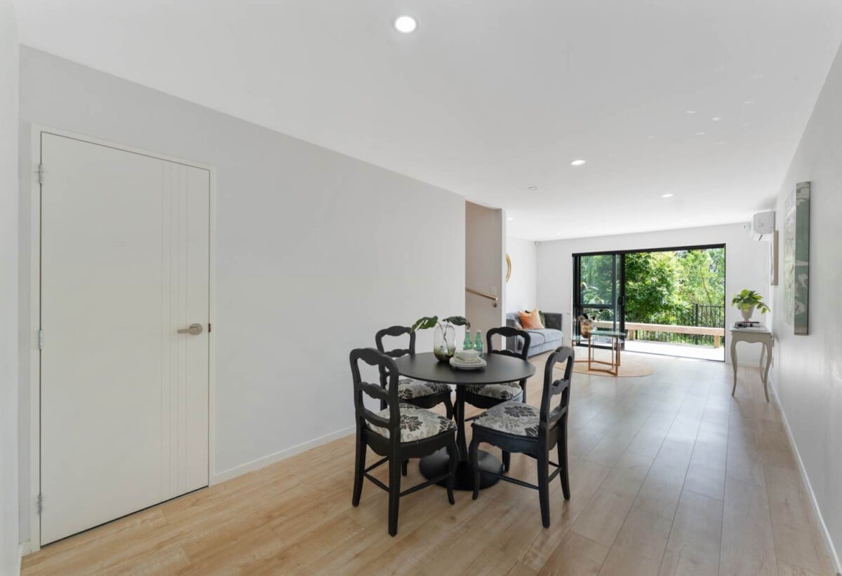 142m2 3 beds 2.5 baths home with garage, Only a two-minute walk to Seaside Park, close to schools, shopping centres, motorway access, 1.1 km to Otahuhu Intermediate, 1.6 km to Fairburn School, 2.6 km to Otahuhu College, 4/224 Princes Street East, Otahuhu, Auckland
