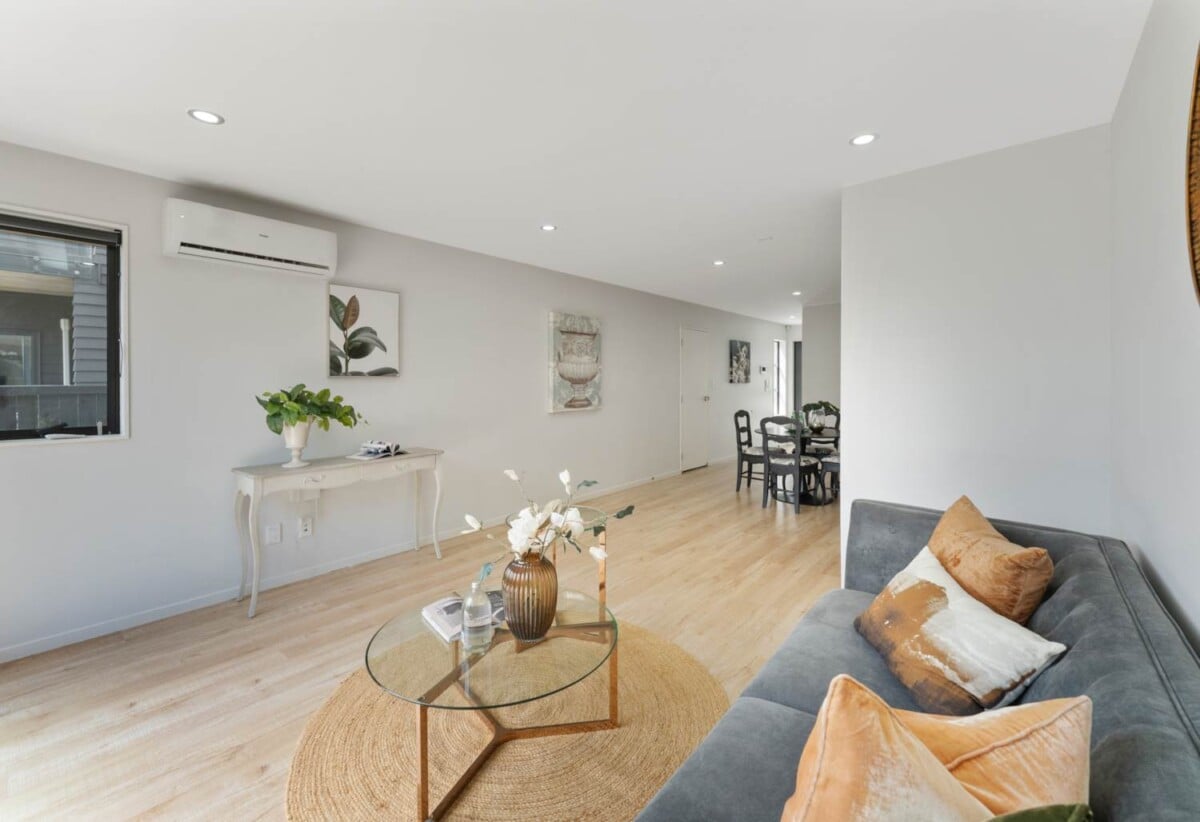 142m2 3 beds 2.5 baths home with garage, Only a two-minute walk to Seaside Park, close to schools, shopping centres, motorway access, 1.1 km to Otahuhu Intermediate, 1.6 km to Fairburn School, 2.6 km to Otahuhu College, 4/224 Princes Street East, Otahuhu, Auckland