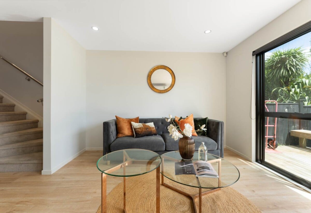 142m2 3 beds 2.5 baths home with garage, Only a two-minute walk to Seaside Park, close to schools, shopping centres, motorway access, 1.1 km to Otahuhu Intermediate, 1.6 km to Fairburn School, 2.6 km to Otahuhu College, 4/224 Princes Street East, Otahuhu, Auckland