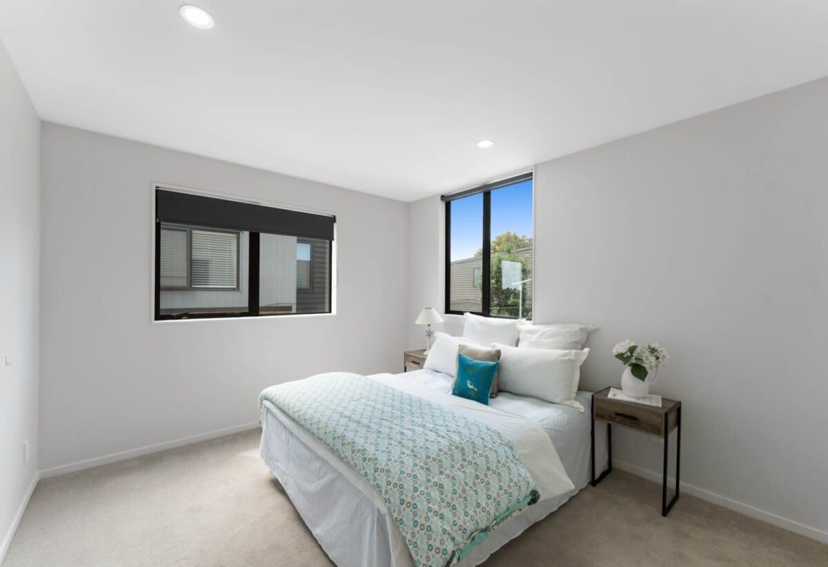 142m2 3 beds 2.5 baths home with garage, Only a two-minute walk to Seaside Park, close to schools, shopping centres, motorway access, 1.1 km to Otahuhu Intermediate, 1.6 km to Fairburn School, 2.6 km to Otahuhu College, 4/224 Princes Street East, Otahuhu, Auckland