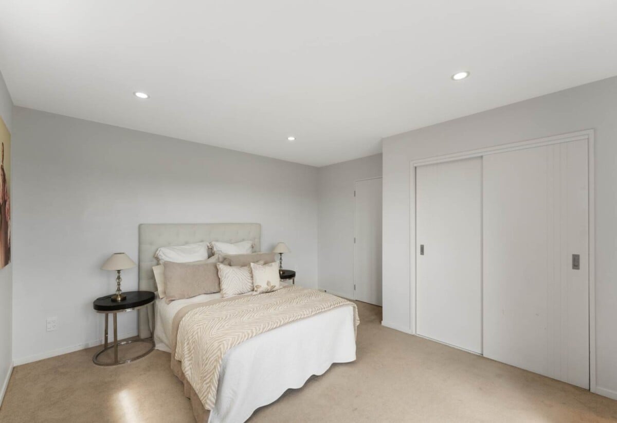 142m2 3 beds 2.5 baths home with garage, Only a two-minute walk to Seaside Park, close to schools, shopping centres, motorway access, 1.1 km to Otahuhu Intermediate, 1.6 km to Fairburn School, 2.6 km to Otahuhu College, 4/224 Princes Street East, Otahuhu, Auckland