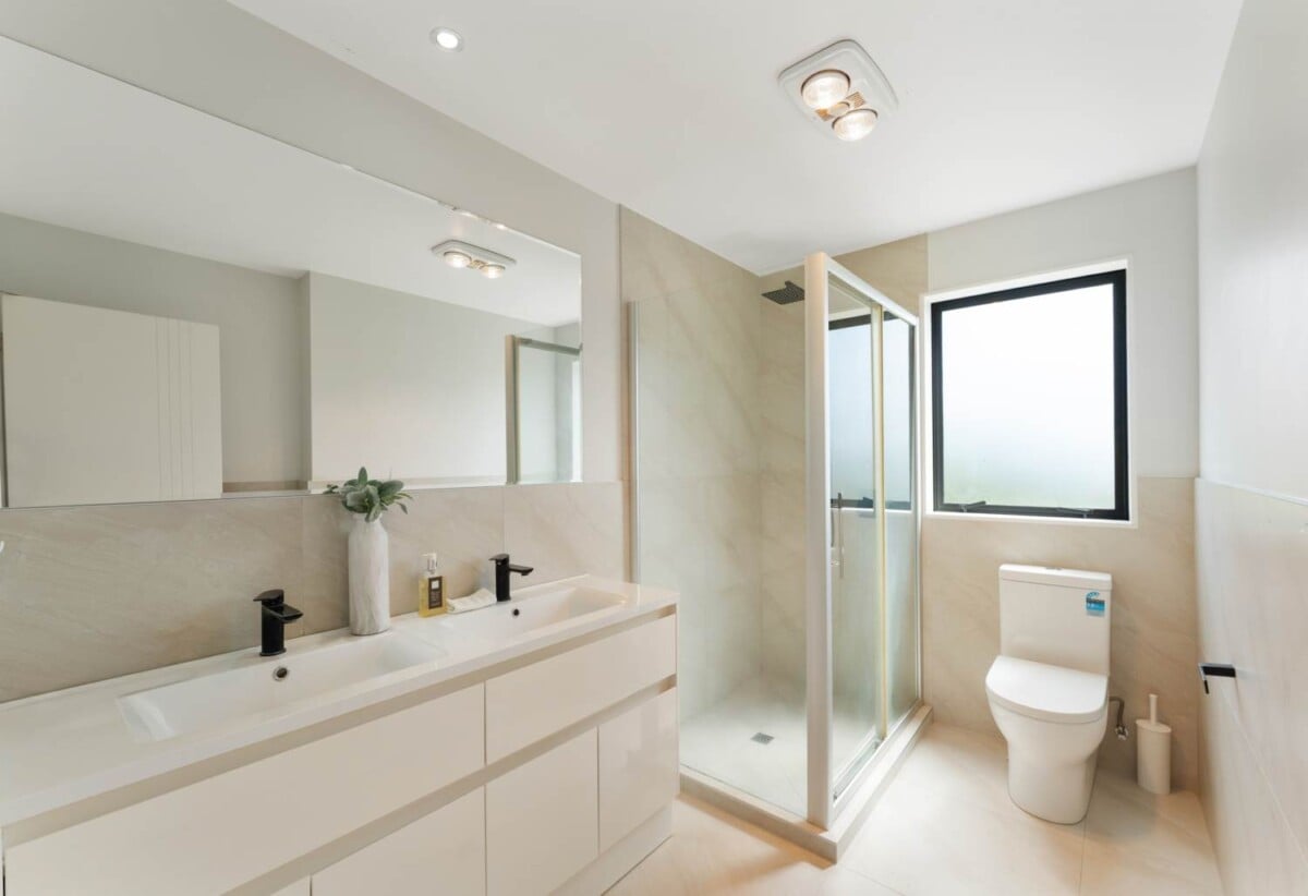 142m2 3 beds 2.5 baths home with garage, Only a two-minute walk to Seaside Park, close to schools, shopping centres, motorway access, 1.1 km to Otahuhu Intermediate, 1.6 km to Fairburn School, 2.6 km to Otahuhu College, 4/224 Princes Street East, Otahuhu, Auckland