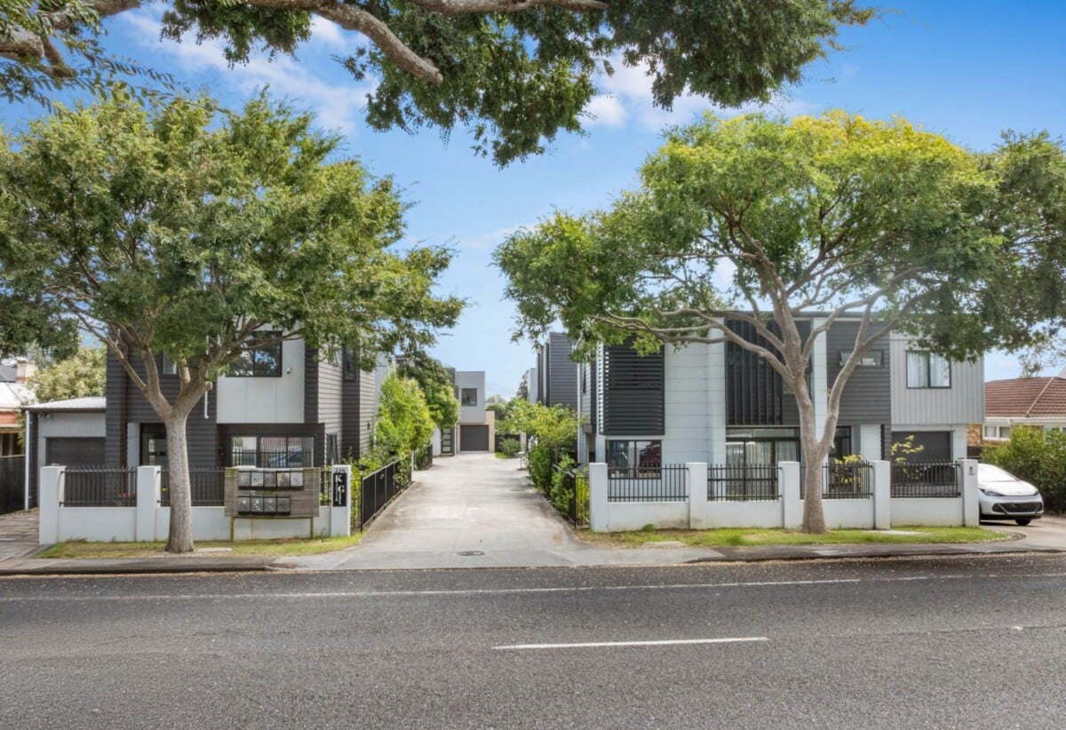 142m2 3 beds 2.5 baths home with garage, Only a two-minute walk to Seaside Park, close to schools, shopping centres, motorway access, 1.1 km to Otahuhu Intermediate, 1.6 km to Fairburn School, 2.6 km to Otahuhu College, 4/224 Princes Street East, Otahuhu, Auckland
