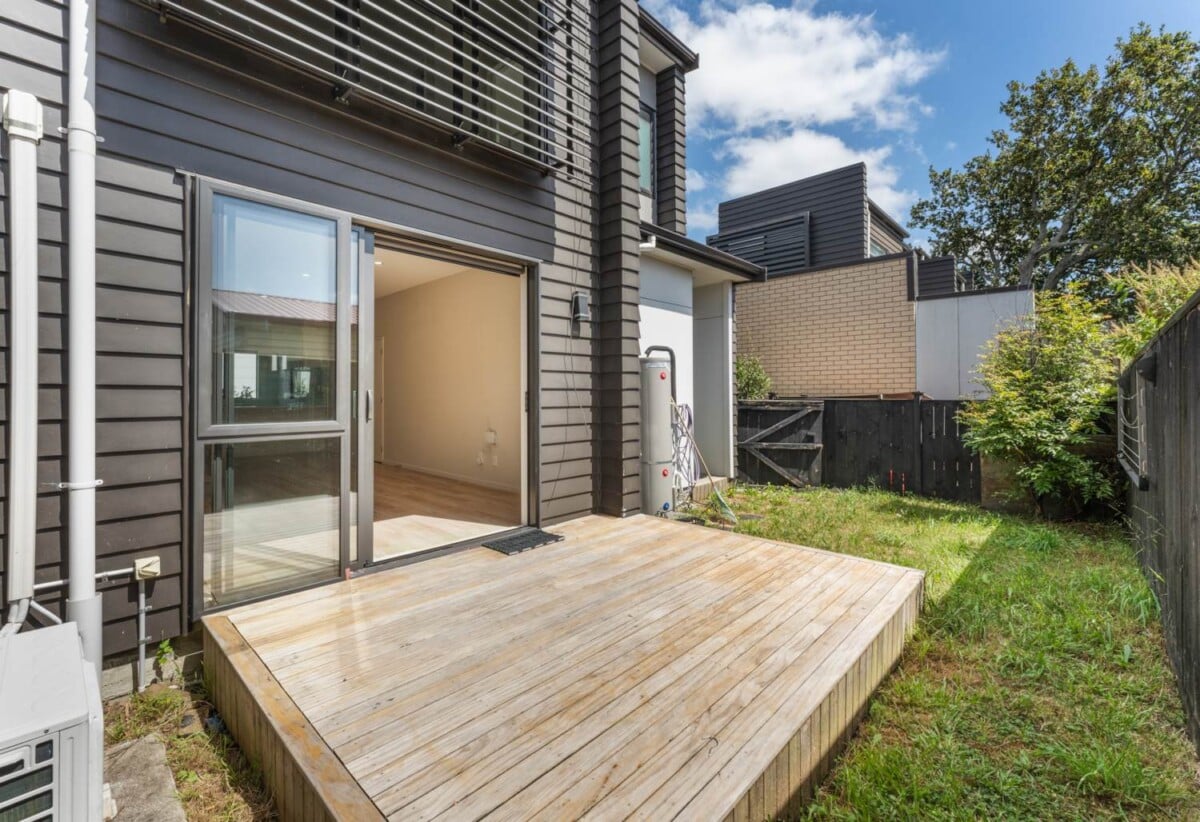 131m2 3 beds 2.5 baths home with garage, Only a two-minute walk to Seaside Park, close to schools, shopping centres, motorway access, 1.1 km to Otahuhu Intermediate, 1.6 km to Fairburn School, 2.6 km to Otahuhu College, 7/224 Princes Street East, Otahuhu, Auckland