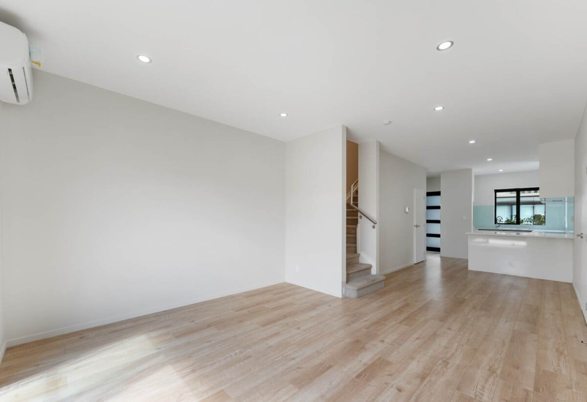 131m2 3 beds 2.5 baths home with garage, Only a two-minute walk to Seaside Park, close to schools, shopping centres, motorway access, 1.1 km to Otahuhu Intermediate, 1.6 km to Fairburn School, 2.6 km to Otahuhu College, 7/224 Princes Street East, Otahuhu, Auckland