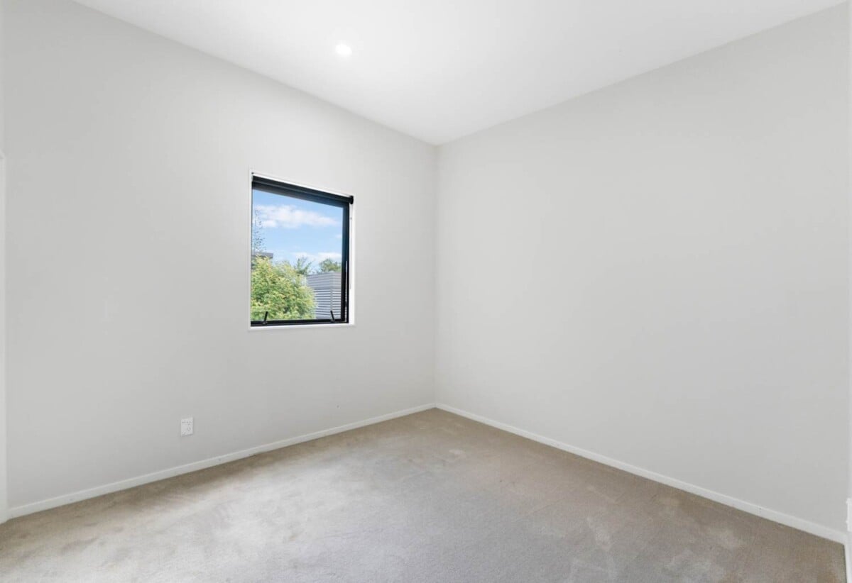 131m2 3 beds 2.5 baths home with garage, Only a two-minute walk to Seaside Park, close to schools, shopping centres, motorway access, 1.1 km to Otahuhu Intermediate, 1.6 km to Fairburn School, 2.6 km to Otahuhu College, 7/224 Princes Street East, Otahuhu, Auckland