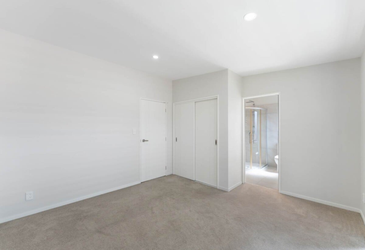 131m2 3 beds 2.5 baths home with garage, Only a two-minute walk to Seaside Park, close to schools, shopping centres, motorway access, 1.1 km to Otahuhu Intermediate, 1.6 km to Fairburn School, 2.6 km to Otahuhu College, 7/224 Princes Street East, Otahuhu, Auckland