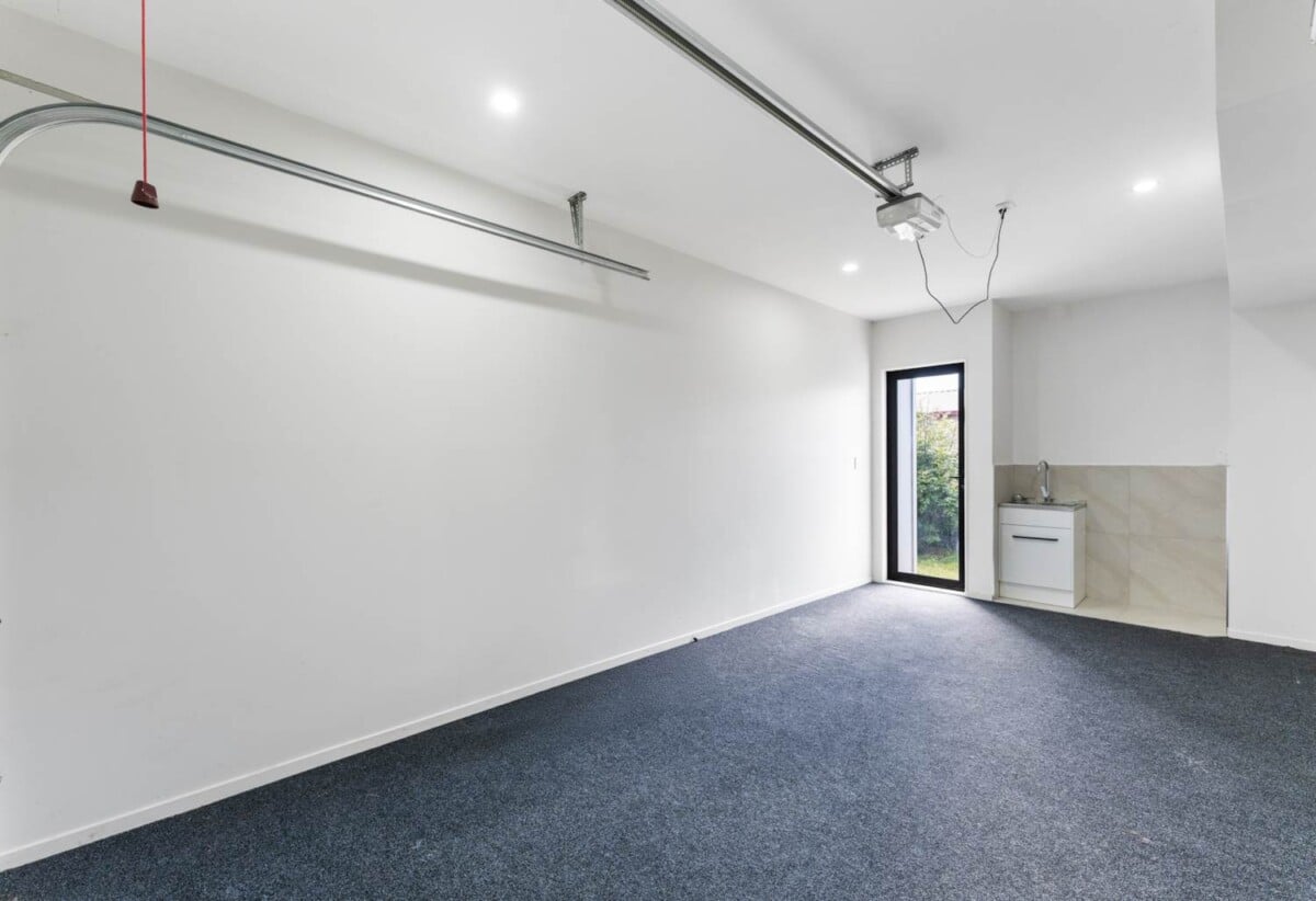 131m2 3 beds 2.5 baths home with garage, Only a two-minute walk to Seaside Park, close to schools, shopping centres, motorway access, 1.1 km to Otahuhu Intermediate, 1.6 km to Fairburn School, 2.6 km to Otahuhu College, 7/224 Princes Street East, Otahuhu, Auckland