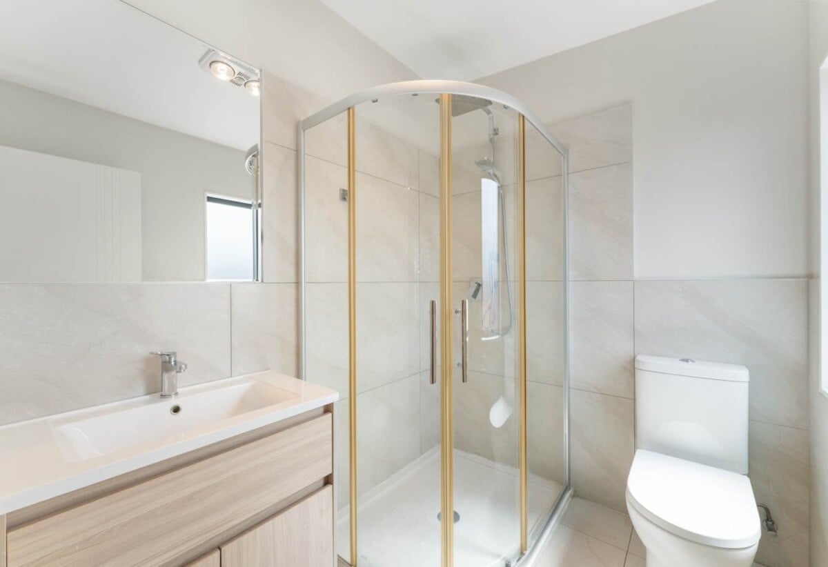 131m2 3 beds 2.5 baths home with garage, Only a two-minute walk to Seaside Park, close to schools, shopping centres, motorway access, 1.1 km to Otahuhu Intermediate, 1.6 km to Fairburn School, 2.6 km to Otahuhu College, 7/224 Princes Street East, Otahuhu, Auckland