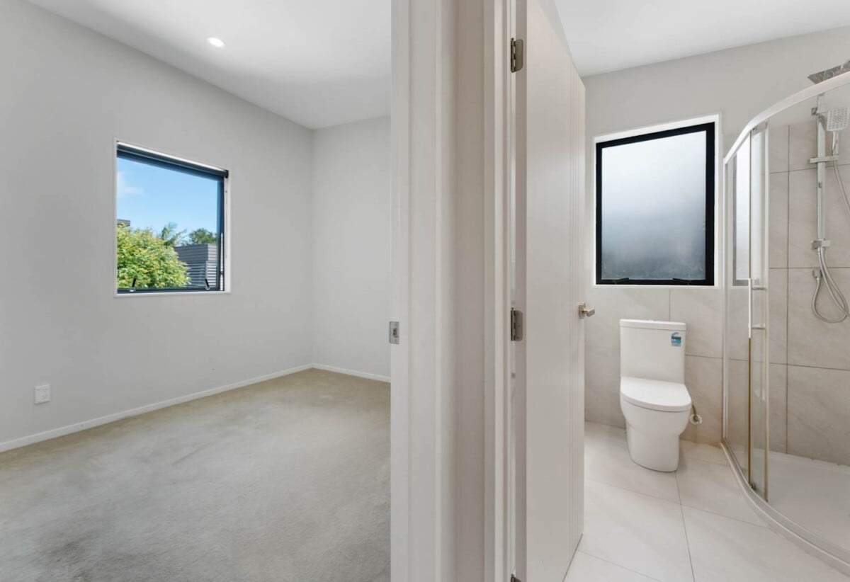 131m2 3 beds 2.5 baths home with garage, Only a two-minute walk to Seaside Park, close to schools, shopping centres, motorway access, 1.1 km to Otahuhu Intermediate, 1.6 km to Fairburn School, 2.6 km to Otahuhu College, 7/224 Princes Street East, Otahuhu, Auckland